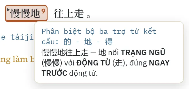 Rê chuột vào cụm 慢慢地 trong bài đọc, hiện giải thích: 地 nối trạng ngữ 慢慢 với động từ 走, đứng ngay trước động từ